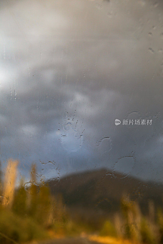 雨点映窗，崎岖山景，垂直复制空间