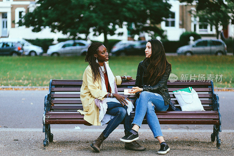 伦敦维多利亚公园里坐着休息的女性肖像