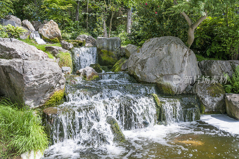 英国伦敦荷兰公园的京都花园中的瀑布