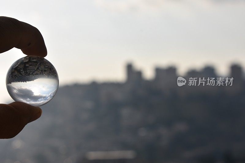 透过水晶球看海法城