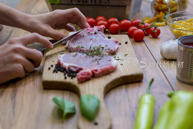 食物。切片的生肉烧烤与新鲜蔬菜肉生牛排。牛排烧烤。西红柿，辣椒，煮肉用的香料。