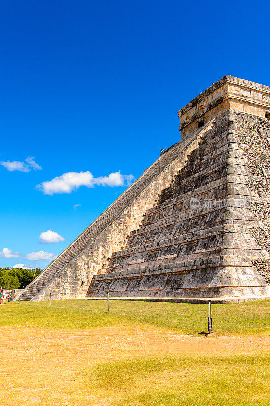 埃尔卡斯蒂略(库库尔坎神庙)，一个中美洲阶梯金字塔，奇琴伊察。它是哥伦布发现美洲大陆前的一座大型城市，由末世经典时期的玛雅人建造。联合国教科文组织世界遗产