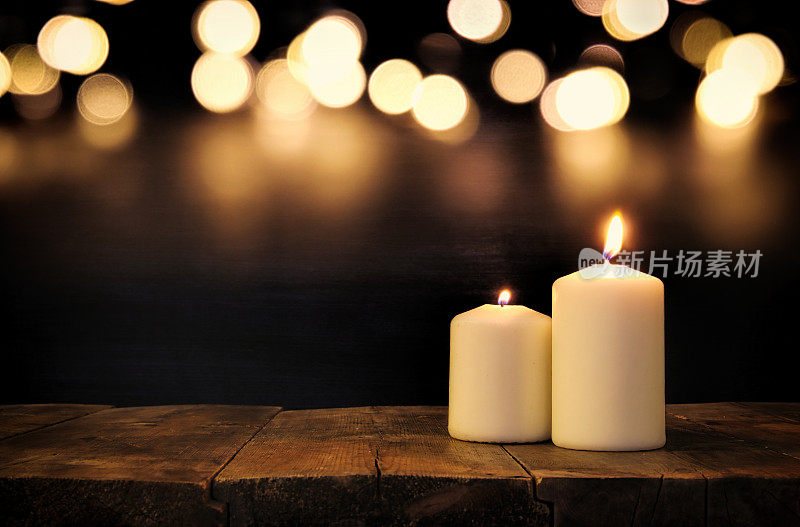 在旧木桌上点着蜡烛，配上白焦灯