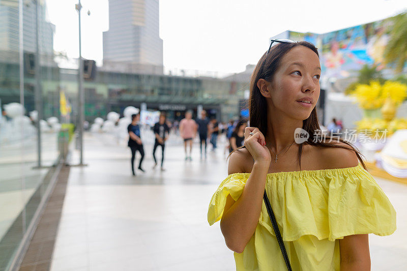 年轻美丽的多民族旅游女人的肖像享受生活在暹罗广场购物中心在泰国曼谷