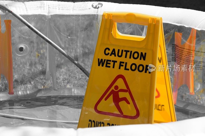 儿童泳池旁的警告标志