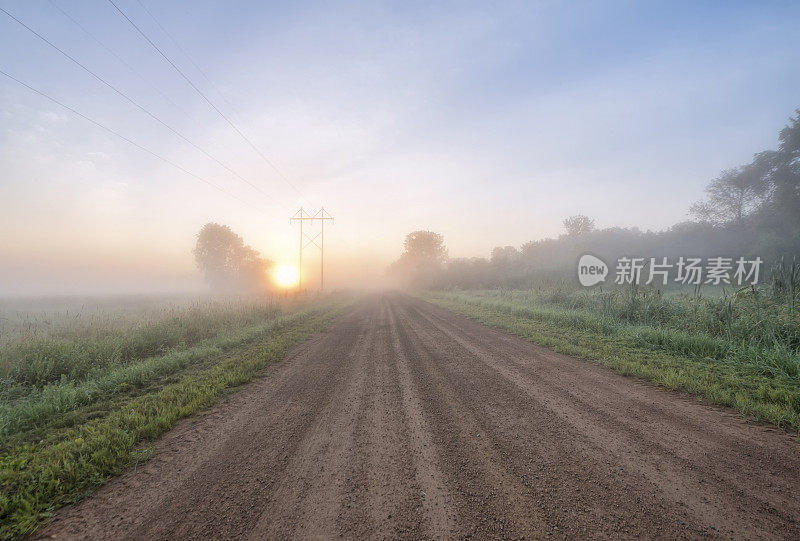 日出时雾蒙蒙的乡村道路