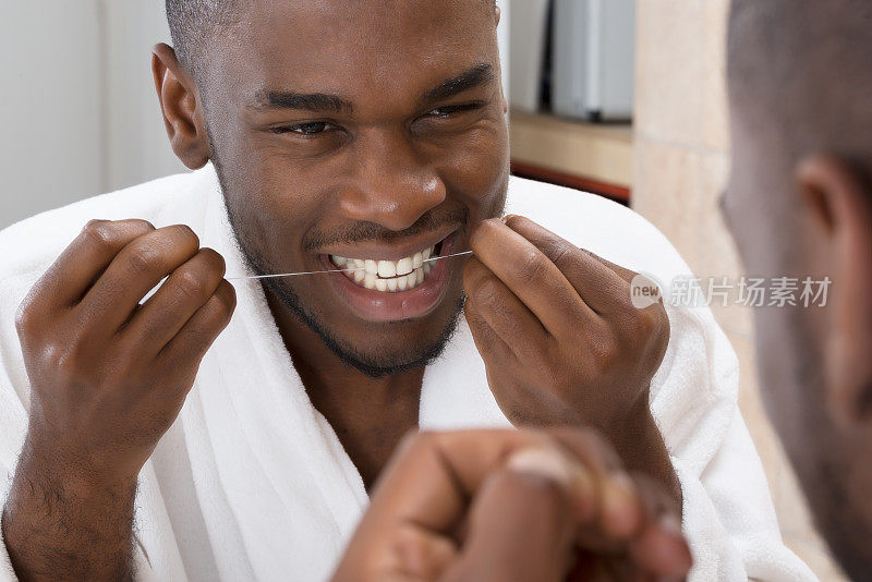 非洲人在刷牙