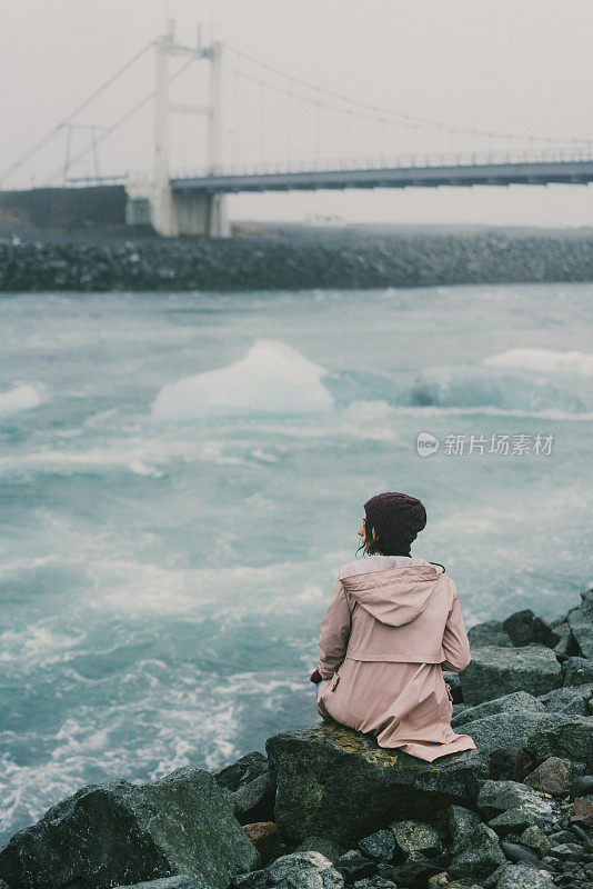 在Jokulsarlon附近行走的女人