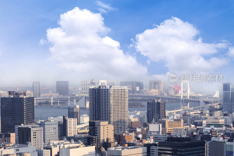 东京的城市景观，城市空中摩天大楼的观点，办公大楼和市中心和街道的东京，蓝色的狡猾和云的背景。日本、亚洲