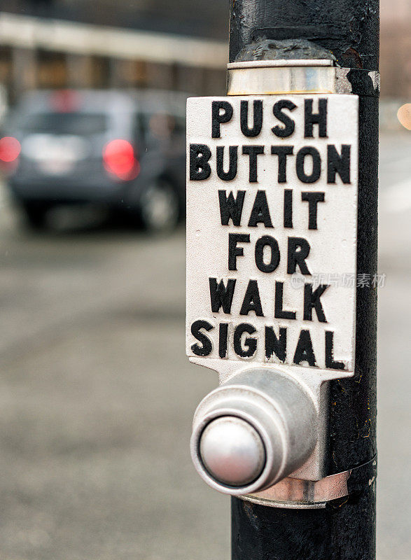 按下等待步行信号-指示行人过马路