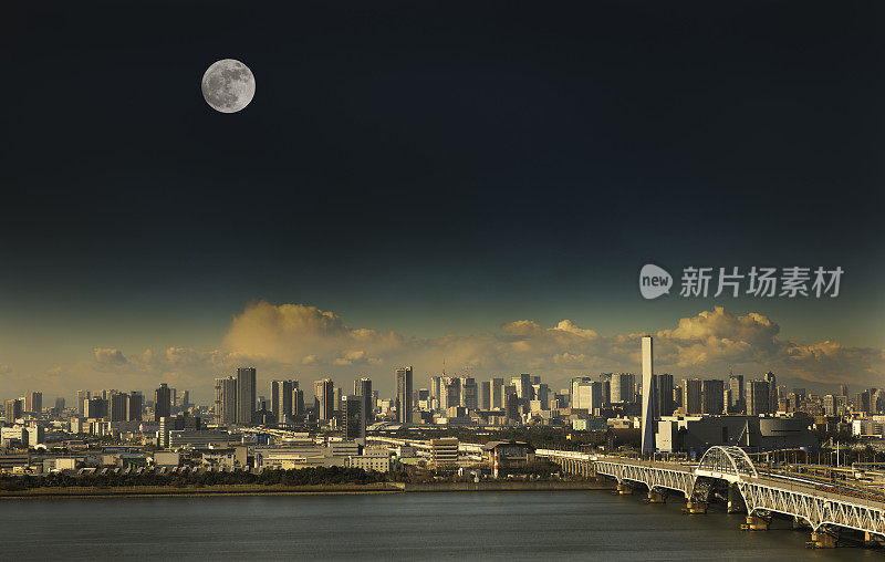 满月升上东京城市天际线