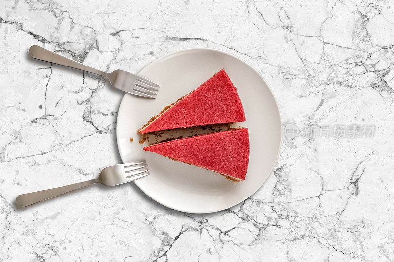 两块草莓芝士蛋糕放在花岗岩台面上