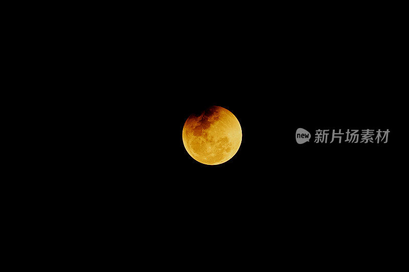 2018年1月31日，泰国春武里，月亮的半影月食结束