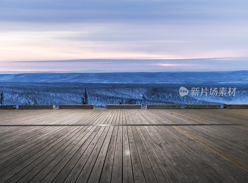 木地板与冬季日出的山景背景