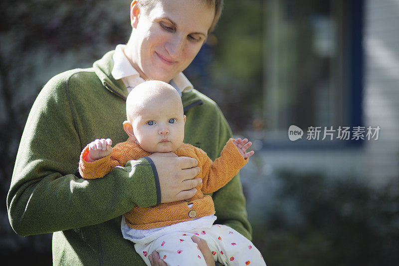 父亲抱着她的小女儿