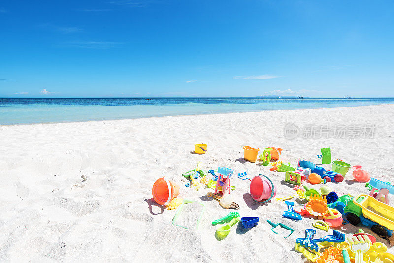 海滩假日背景-多彩的儿童海滩玩具