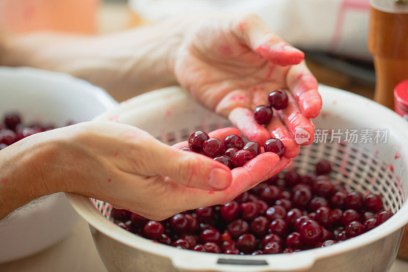 制作樱桃酱，特写