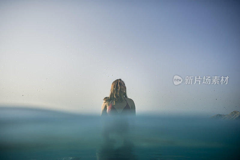 一个女人在海里被溅起水花的肖像
