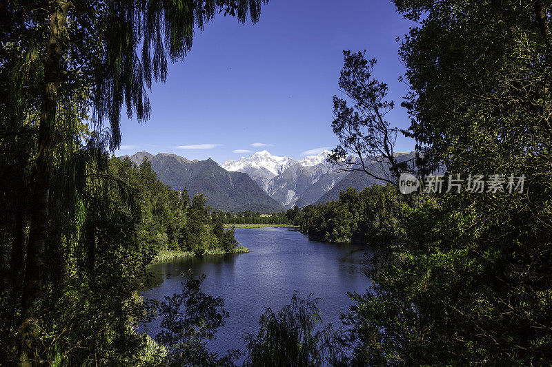 湖Matheson反射景观全景，新西兰，南岛