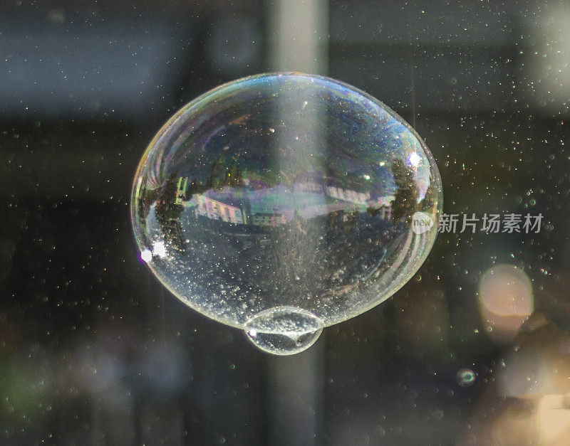 液体泡沫漂浮在空气中