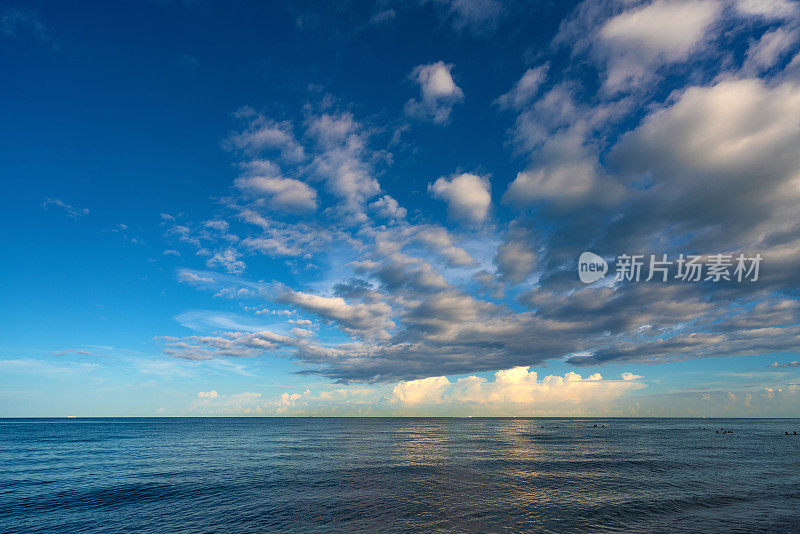 迈阿密海滩的海岸线和云景