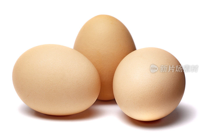 白色背景下的棕色鸡蛋