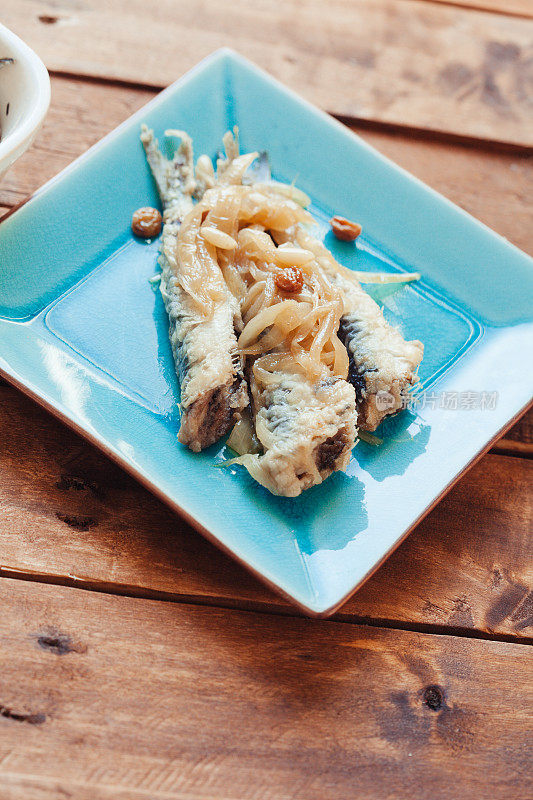 油炸沙丁鱼配洋葱，意大利萨尔的沙丁鱼