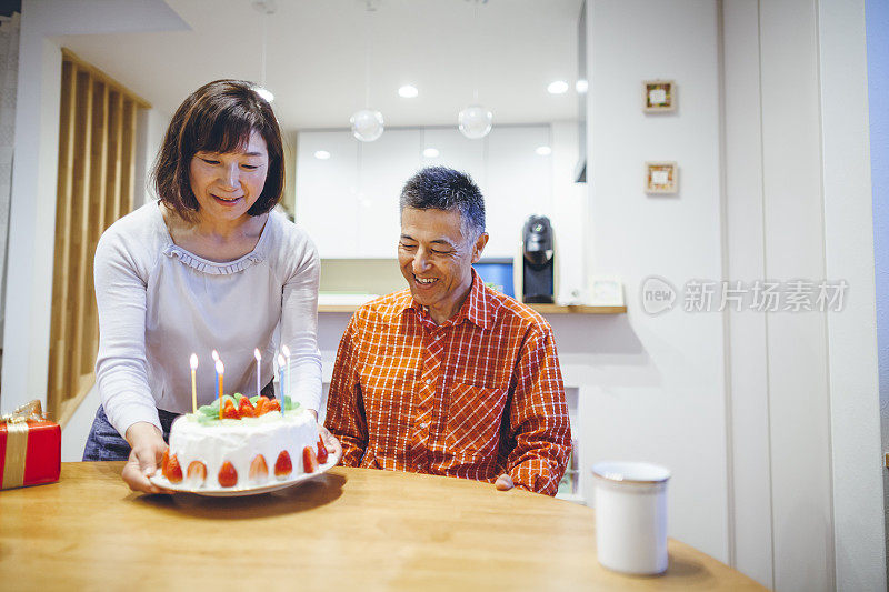 一对夫妇在家里开生日派对