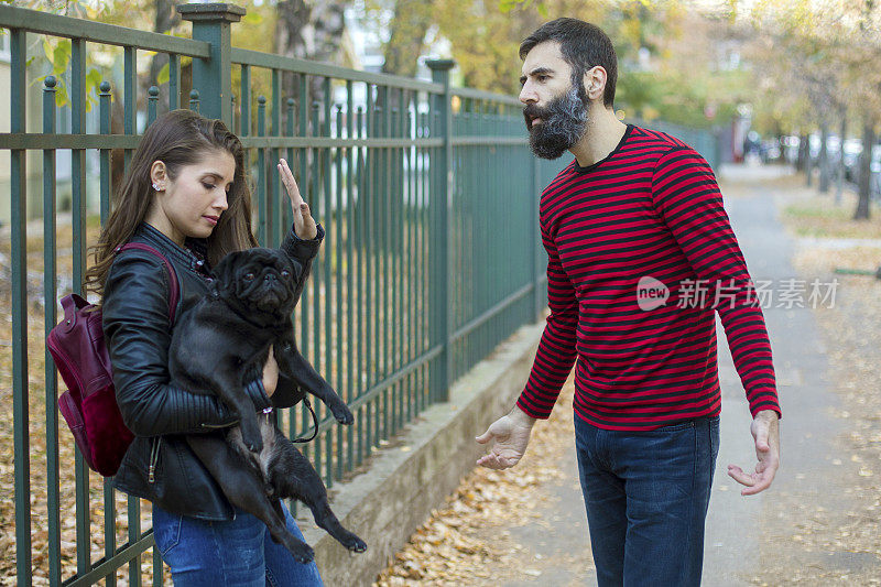 一对夫妇在街上吵架