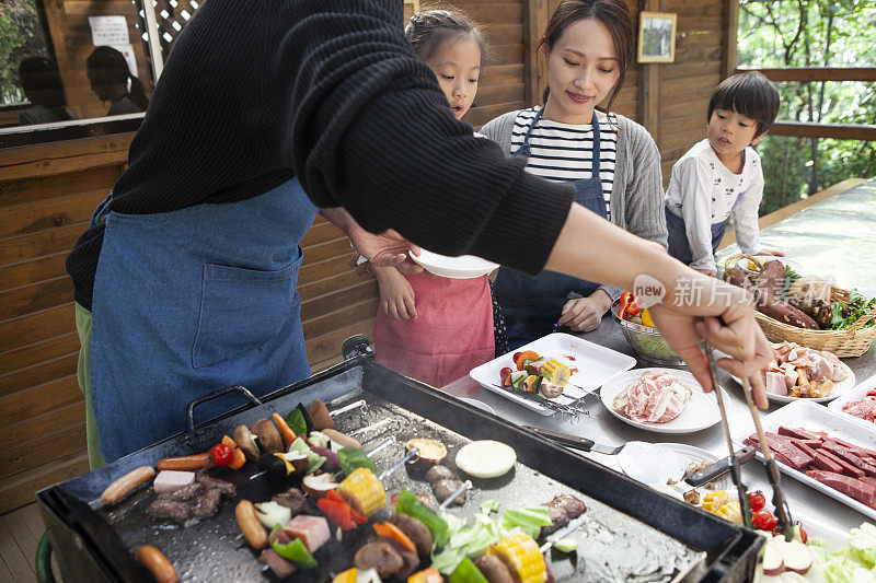 孩子们等着食材烧起来