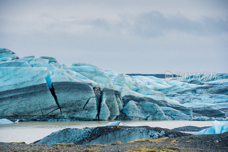 风景优美的冬季景观Svínafellsjökull冰川泻湖冰岛