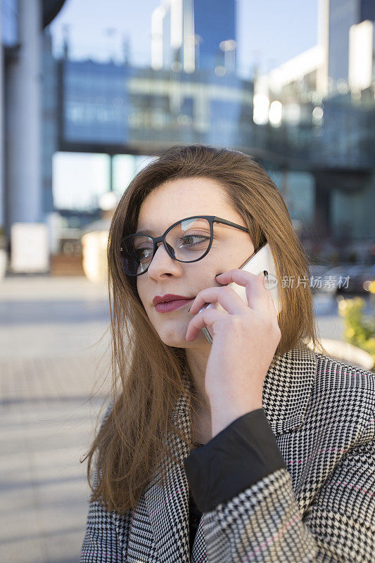 漂亮的女商人在打电话