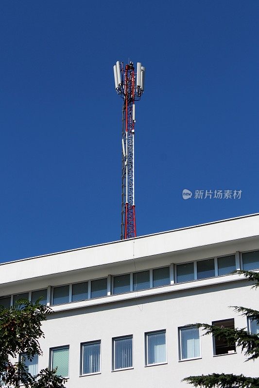 办公楼楼顶的手机天线塔