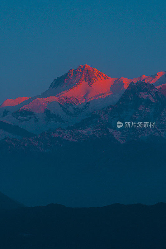 尼泊尔Sarangkot山顶上的Alpenglow