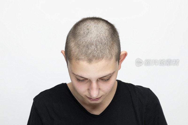 灰色背景中，短发女性与乳腺癌抗争