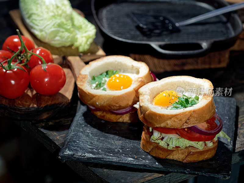 用鸡蛋和蔬菜做热三明治