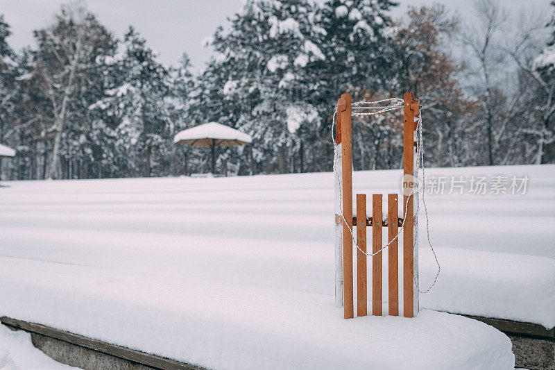 雪地里的雪橇