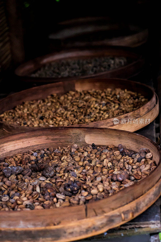 印尼咖啡烘焙工坊的鲁瓦克咖啡。用火烤生咖啡豆的传统方法。