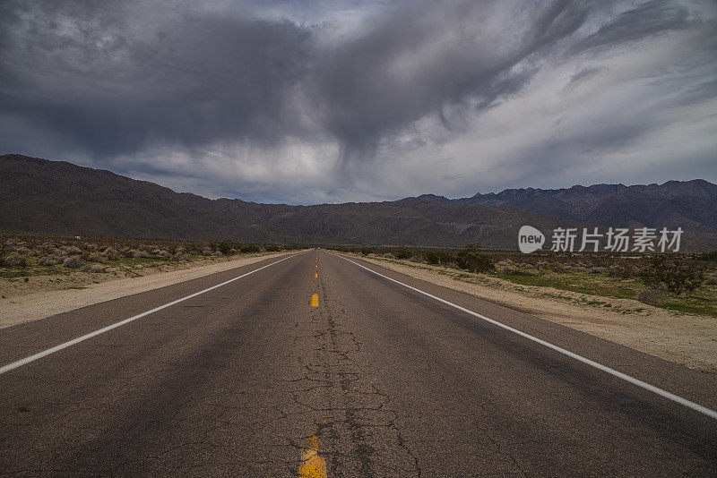 沙漠中的路消失在山脉中