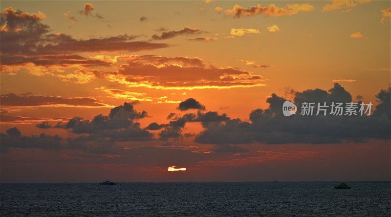 在海上日落