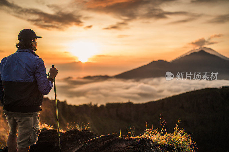 一个人在山上看美丽的日落