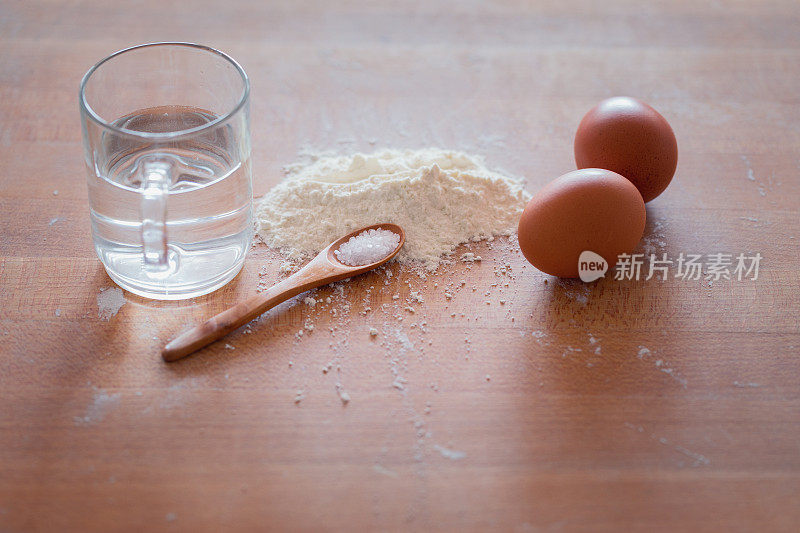 在家做饭，简单的面食面团制作，配料特写