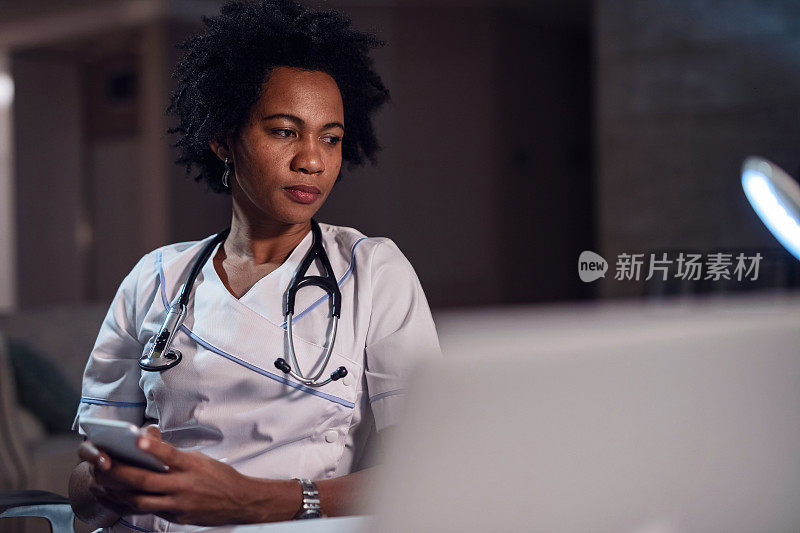 体贴的非洲裔美国女医生使用智能手机。