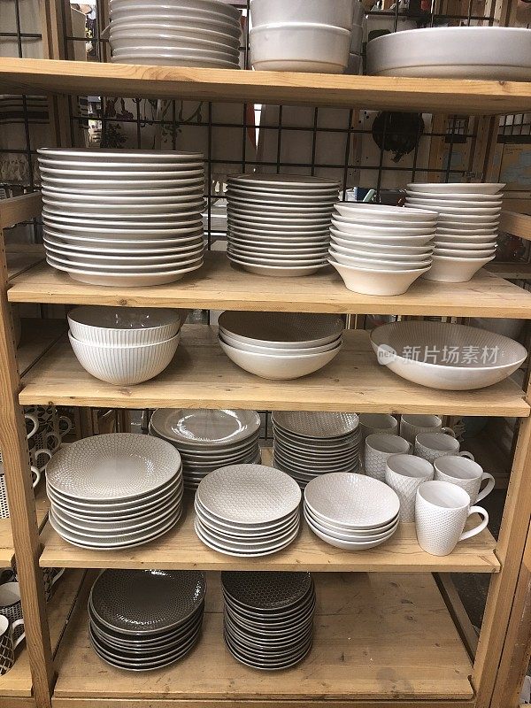 柜台上有盘子和陶器
