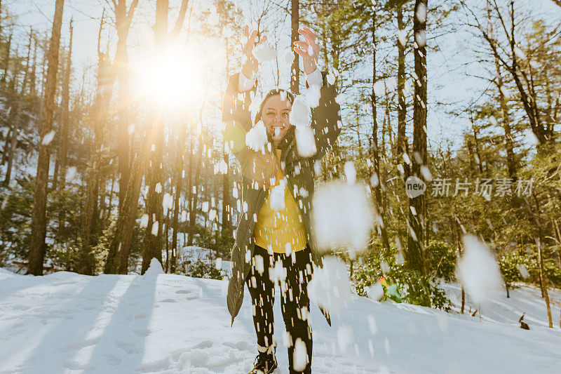 女人朝他扔雪