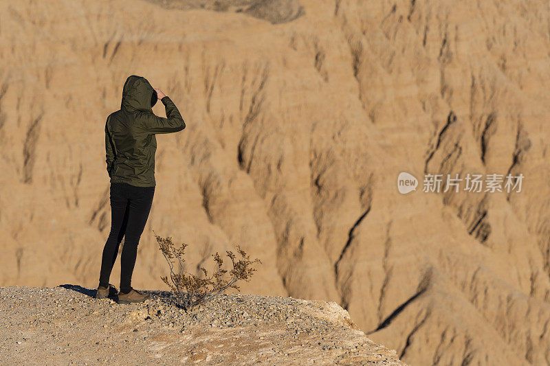 在加州徒步旅行的年轻女子