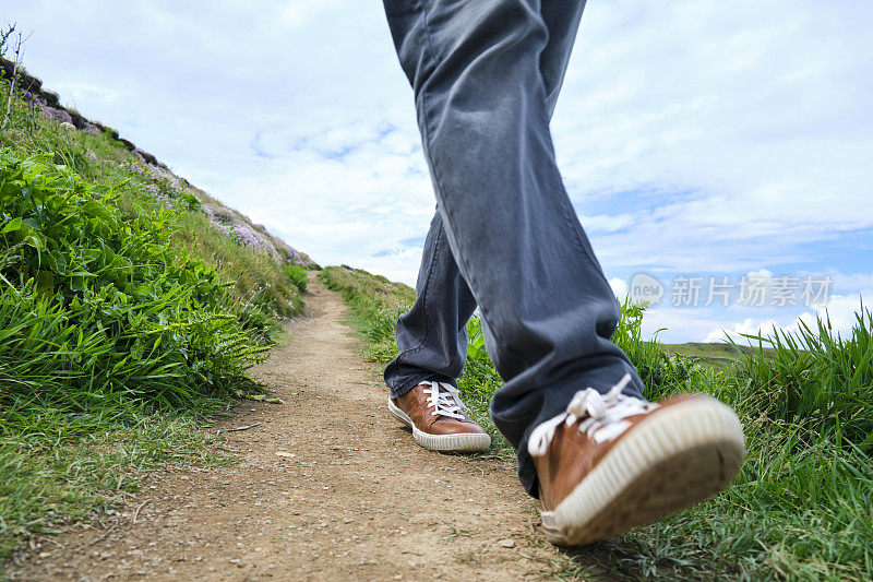 6月的一天，康沃尔郡庞特纽基的一名男子沿着西南海岸步道行走。