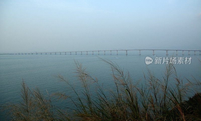 香港大屿山大澳富山观景台俯瞰港珠澳大桥