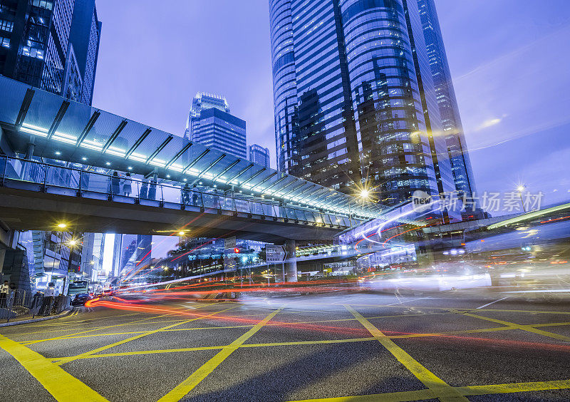 香港中环夜间街道上的汽车步道