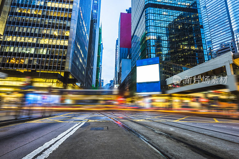 香港中环夜间街道上的汽车步道